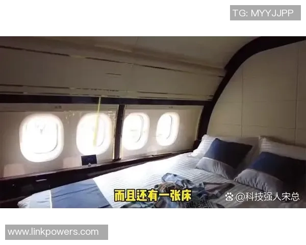 足球明星的奢华生活揭秘：从私人飞机到豪华别墅的奢侈享受与背后故事