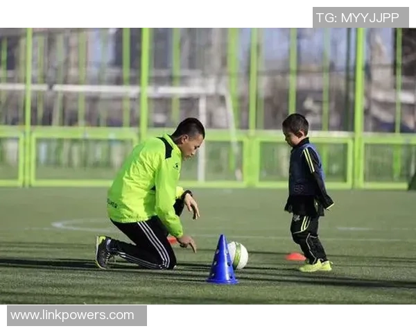 培养足球明星的自觉性与责任感的全面训练方法探讨