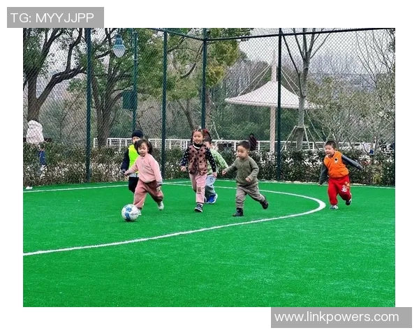 足球明星亲子时光温馨瞬间曝光带娃现场照片引发粉丝热议